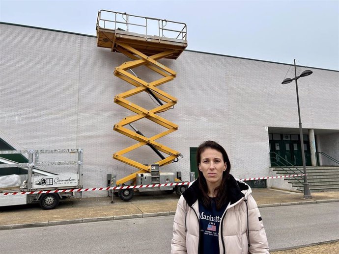 La concejal de Deportes del Ayuntamiento de Ponferrada (León) frente al Pabellón Lydia Valentín.