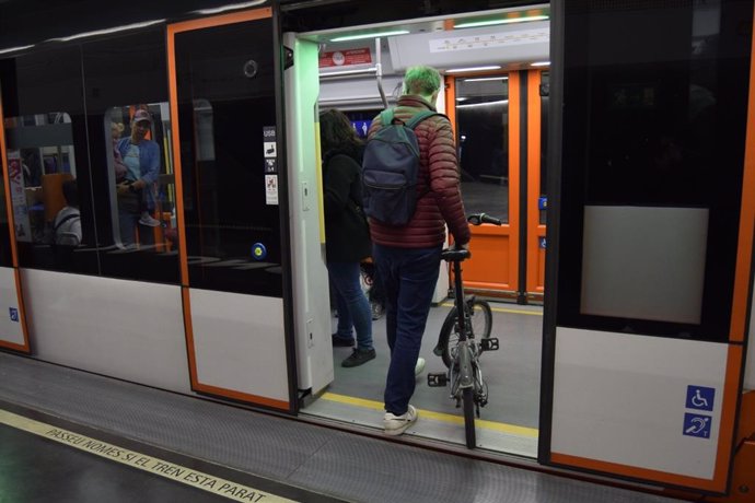 Un usuario con una bicicleta en el TRAM d'Alacant, en una imagen de archivo.