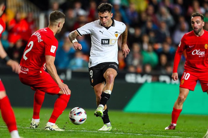 Archivo - Hugo Duro of Valencia in action during the Spanish league, La Liga EA Sports, football match played between Valencia CF and RCD Mallorca at Mestalla stadium on March 30, 2024, in Valencia, Spain.