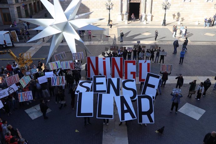 Pancarta donde se lee 'Nadie sin hogar' en un acto organizado por la Xapsll en la plaza Sant Jaume de Barcelona.