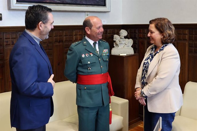 La presidenta de la Diputación se ha despedido del general Cortés Méndez.