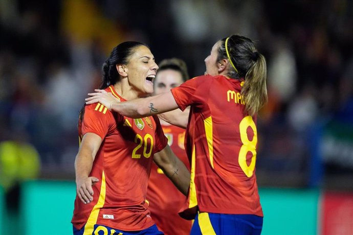 Archivo - Cristina Martín-Prieto celebra con Mariona Caldentey su gol en el amistoso entre España y Canadá