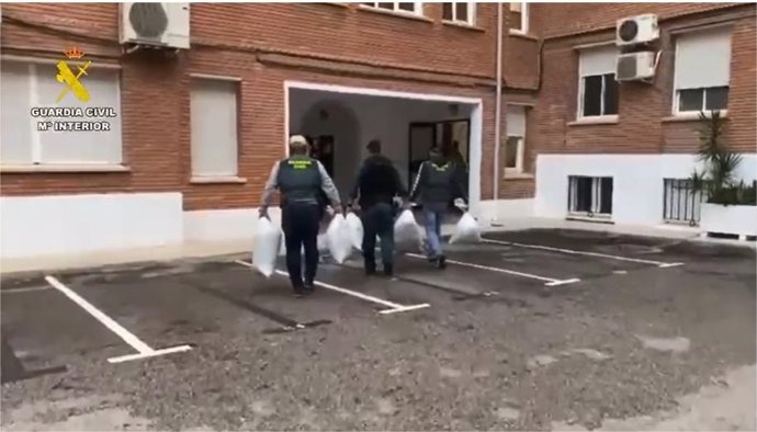 Traslado de droga intervenida en una operación a dependencias de la Guardia Civil de Málaga.