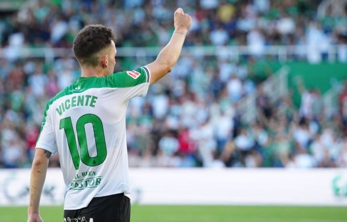 Archivo - El jugador del Racing Santander Iñigo Vicente.