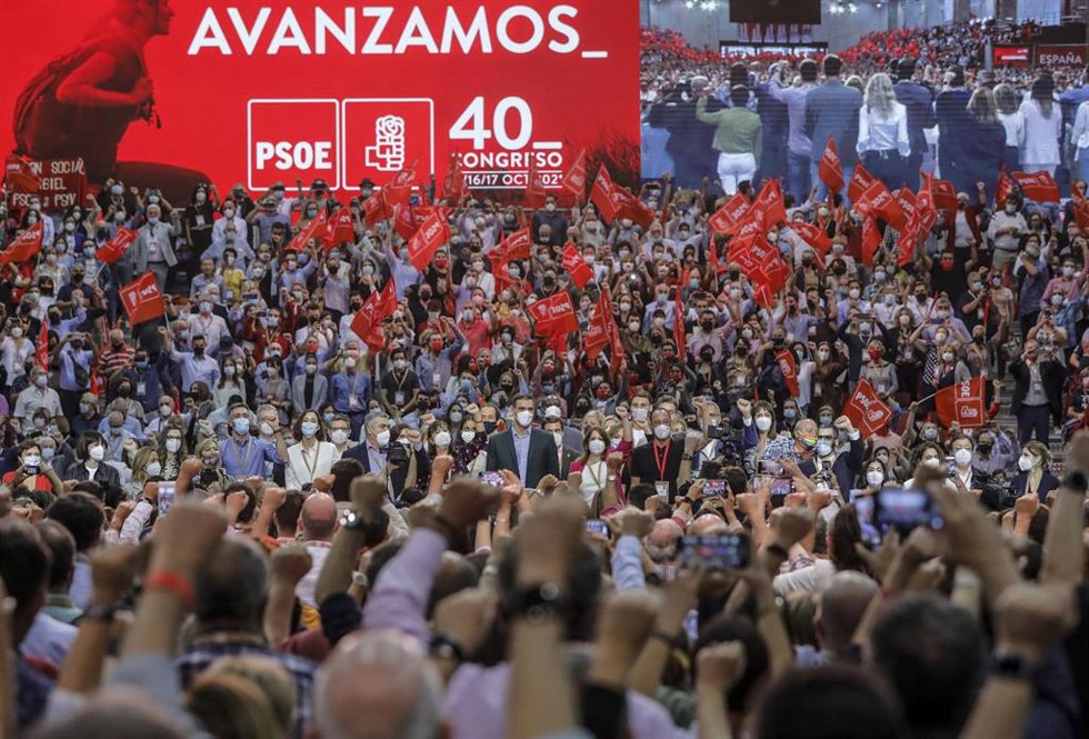 Archivo - El presidente del Gobierno y secretario general del PSOE, Pedro Sánchez (centro), rodeado de miembros de la nueva Comisión Ejecutiva Federal (CEF), en la clausura del 40 Congreso Federal del partido, en la Feria de Valencia, a 17 de octubre d