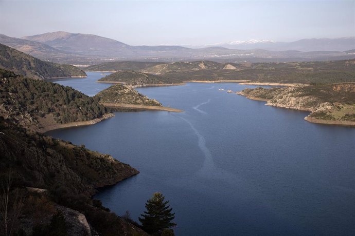 Archivo - Embalse del Atazar desde el Mirador de El Atazar, a 19 de marzo de 2024, Madrid (España)