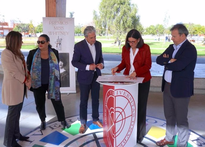 Firma del convenio específico de colaboración para la organización de los premios a la mujer onubense Gertrude Vanderbilt Whitney.