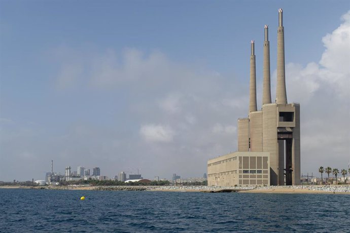 Archivo - Vista de las Tres Chimeneas desde el mar en Sant Adrià de Besòs (Barcelona)