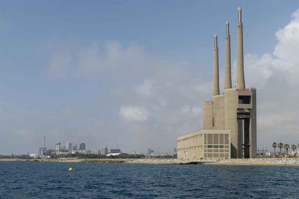 Archivo - Vista de las Tres Chimeneas desde el mar en Sant Adri de Bess (Barcelona)