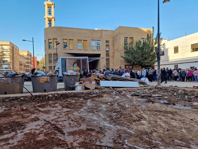 La imagen de la Virgen inicia en Paiporta su recorrido por municipios afectados un mes después de la dana