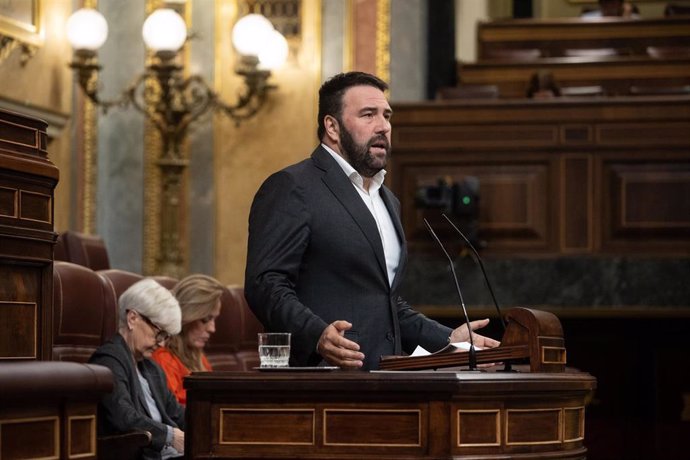 El diputado de Eh Bildu Jon Iñarritu interviene durante un pleno en el Congreso de los Diputados