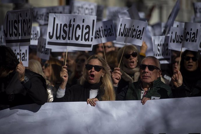 Archivo - Varias personas protestan durante una manifestación de abogados y procuradores