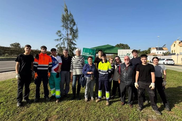 Plantación urbana en la zona de Campo Alegre de Alcalá con alumnos de Agro-Jardinería del IES Tierno Galván