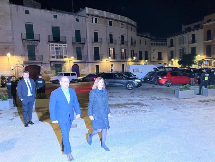El delegado del Gobierno en Baleares, Alfonso Rodríguez, y la presidenta del Congreso, Francina Armengol, a su llegada al funeral.