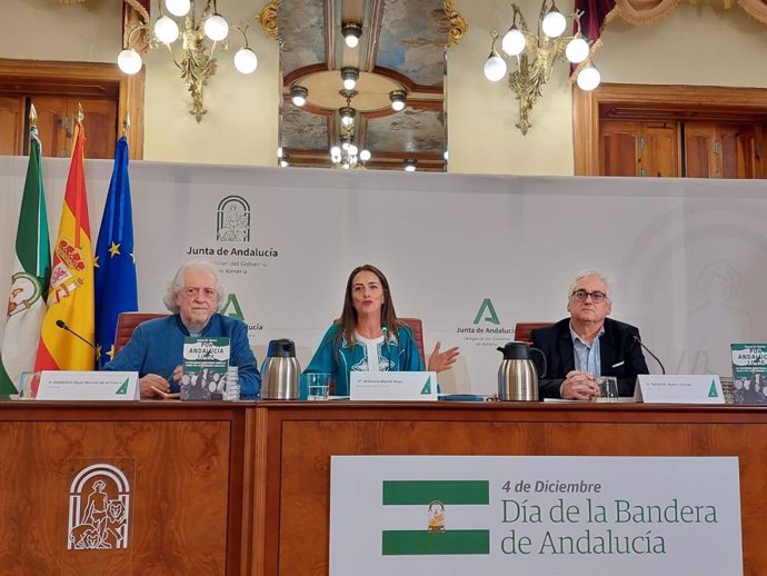 La delegada del Gobierno de la Junta de Andalucía en Almería, Aranzazu Martín, en la presentación del libro 'Por Andalucía libre: la posverdad construida sobre la lucha por la autonomía andaluza'.