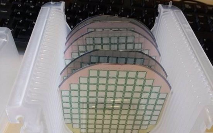 Archivo - Obleas de silicio fabricadas en el Instituto de Microelectrónica de Barcelona