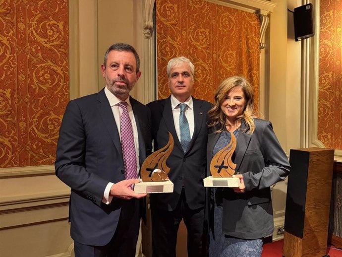 El expresidente del FC Barcelona Sandro Rosel y la periodista de Europa Press Maria Capdevila reciben los premios 'Persona i Democràcia' y 'Carles Cardó', respectivamente, de la Associació Ciutadana Barcelona 2020 y el Institut Persona i Democracia.