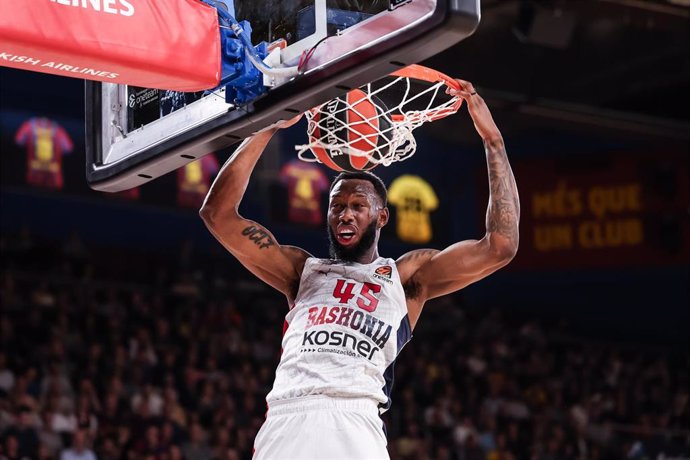 Donta Hall, en un partido con el Baskonia.