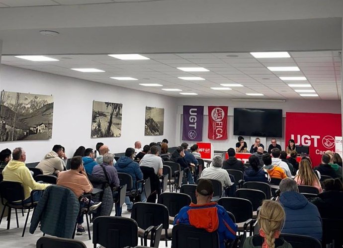 Asamblea de trabajadores en la que se ha ratificado el principio de acuerdo para desconvocar la huelga de ambulancias