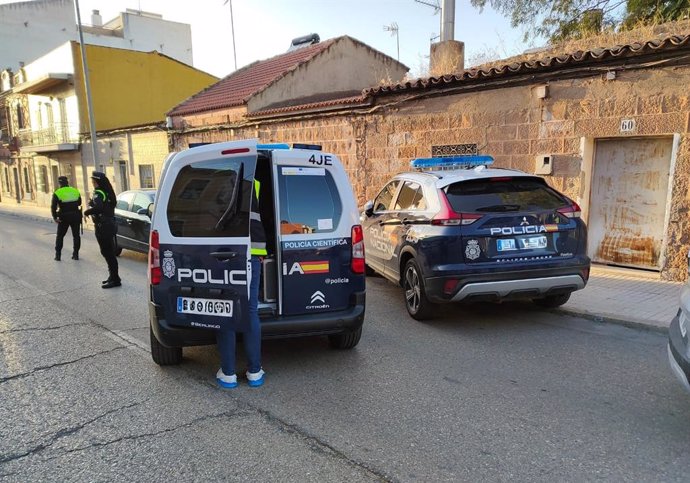 Vehículos policiales junto a la vivienda donde ha fallecido el menor