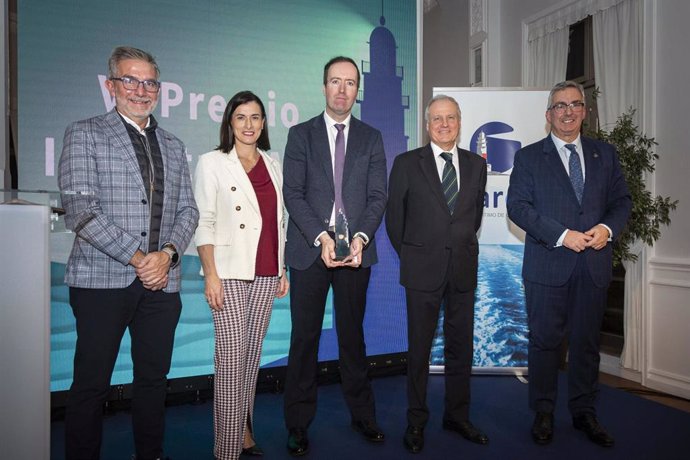 Entrega del Premio Industria Azul del Clúster MarCA al presidente de Mitsubishi Power, Javier Cavada