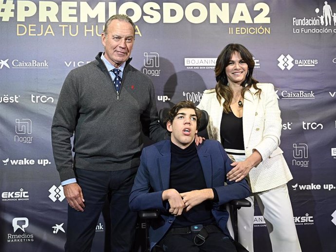 Bertín Osborne, Fabiola Martínez y su hijo Kike durante la II edición de los Premios Dona2 que otorga la Fundación Bertín Osborne, a 28 de noviembre de 2024, en Madrid (España).