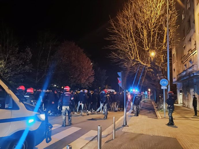 Aficionados del Ajax custodiados por la Ertzaintza en San Sebastián