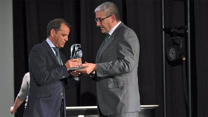 El director general de Canal Sur Radio y Televisión, Juande Mellado, recoge el premio.