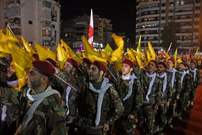 Archivo - 31 May 2019, Lebanon, Beirut: Pro-Iranian Hezbollah fighter take their party's oath during a parade marking the annual al-Quds Day (Jerusalem Day) on the last Friday of the Muslim holy month of Ramadan. Photo: Marwan Naamani/dpa