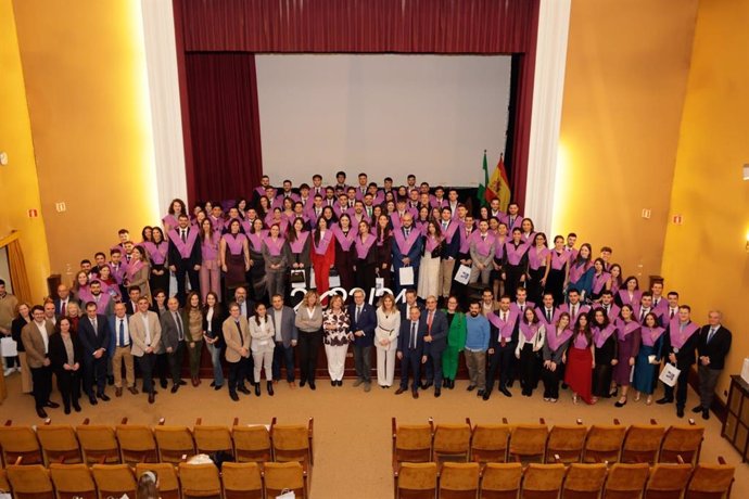 Más de cien nuevos ingenieros técnicos industriales celebran su graducación en la Escuela Politécnica