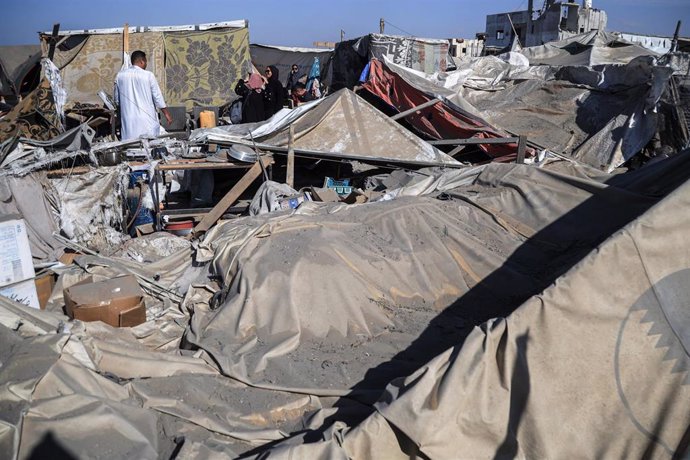 Vista de tiendas de campaña destrozadas por los ataques israelíes en Jan Yunis, en el sur de la Franja de Gaza