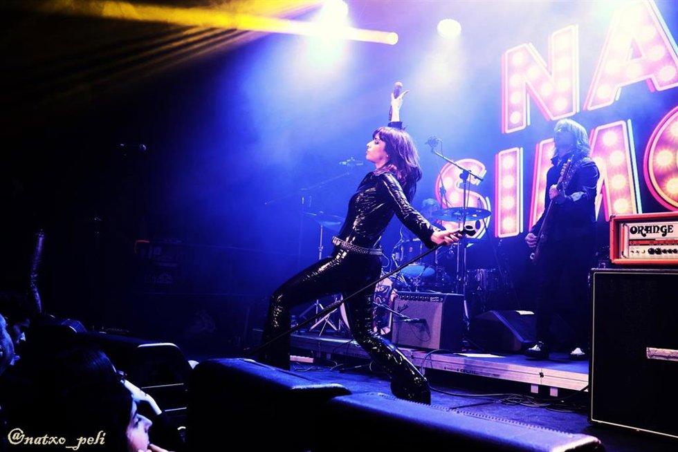 Nat Simons en concierto.