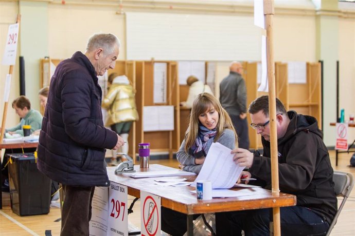 Archivo - Vista de un centro de votación en Irlanda (archivo)