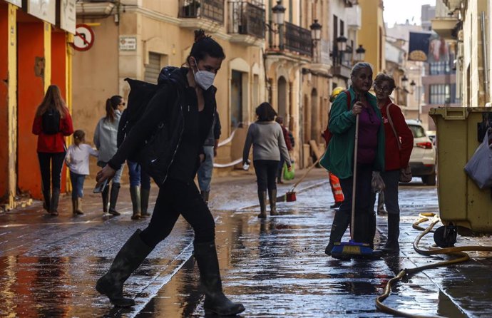 Varias personas en una calle cubierta de barro, a 28 de noviembre de 2024, en Paiporta, Valencia (Comunidad Valenciana).