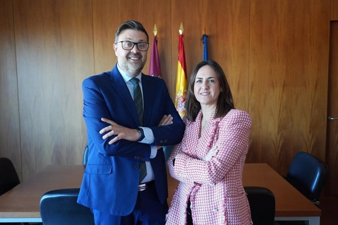 La nueva directora gerente de la Agencia de Investigación e Innovación de Castilla-La Mancha, junto al consejero de Educación, Cultura y Deportes, Amador Pastor.