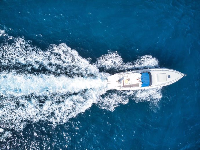 Malu V desde el aire. Primer barco de Aquafun