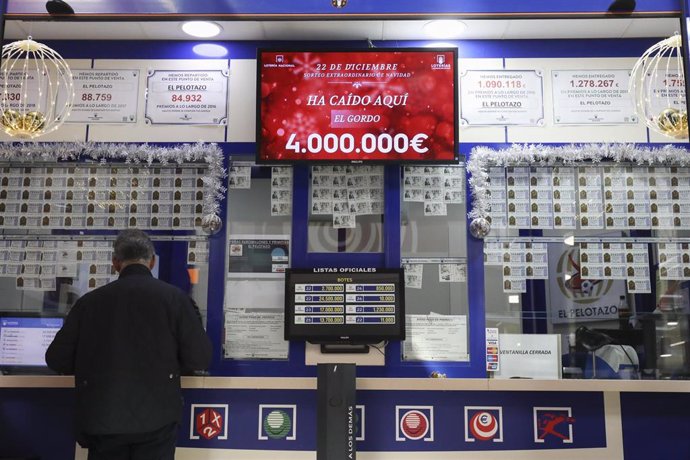 Archivo - La administración del Centro Comercial Carrefour El Pinar donde se ha vendido parte del número 5490 correspondiente al 'Gordo' del Sorteo Extraordinario de la Lotería de Navidad, a 22 de diciembre de 2022, en Las Rozas de Madrid, Madrid (España)