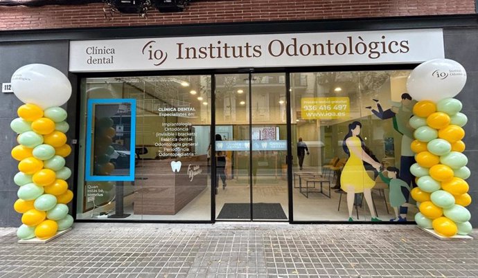 Entrada a la nueva clínica de Institutos Odontológicos en L'Hospitalet de Llobregat.