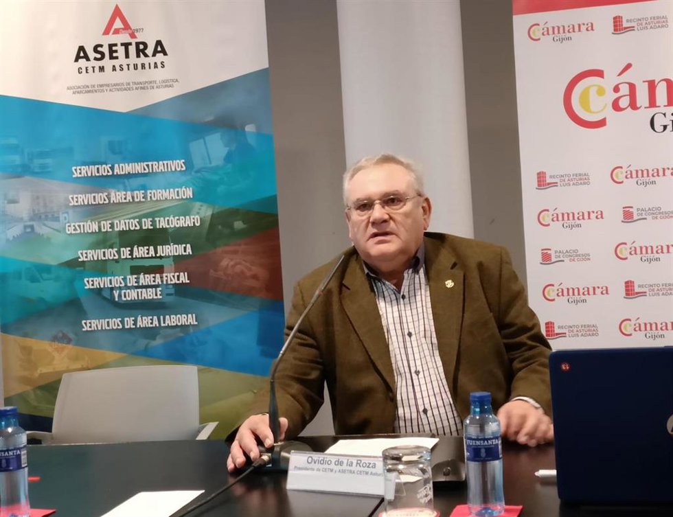 El presidente de la Asociación de Empresarios del Transporte y Aparcamientos de Asturias (Asetra), Ovidio de la Roza, inagura la Jornada de Sostenibilidad Económica y Medioambiental de la Cadena Logística, en el recinto ferial gijonés.