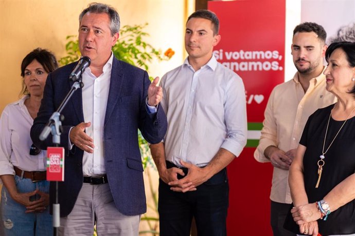 Archivo - Los secretarios generales del PSOE de Andalucía y de Madrid, Juan Espadas y Juan Lobato, respectivamente, en una foto de archivo en la campaña electoral de los comicios andaluces de 2022.