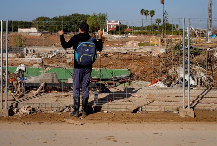 Un home observa una zona afectada per la Dana, a 17 de novembre del 2024, a Paiporta