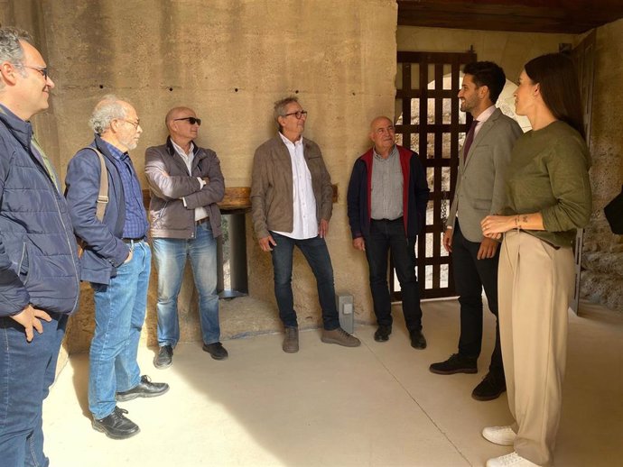 El director general de Patrimonio Cultural y la alcaldesa de Alhama de Murcia durante la visita al castillo