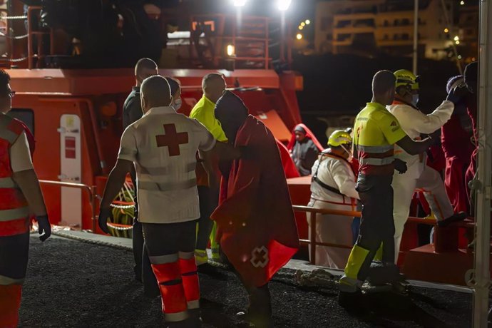 Varios migrantes llegan al puerto de La Restinga de El Hierro 