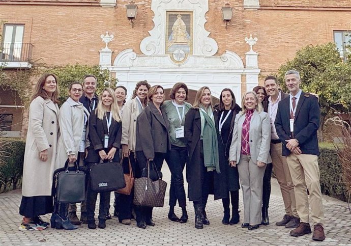 Profesionales del Hospital de Valme, en el congreso, con el presidente del comité científico y subdirector de Calidad, Adriano Sianes, a la derecha, y la directora gerente del Área de Gestión Sanitaria Sur, Inmaculada Vázquez