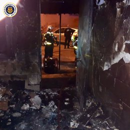 Vivienda en Jerez calcinada en su planta baja debido a un incendio.