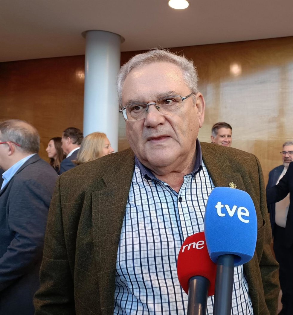 El presidente de la Asociación de Empresarios del Transporte y Aparcamientos de Asturias (Asetra), Ovidio de la Roza, inaugura la Jornada de Sostenibilidad Económica y Medioambiental de la Cadena Logística, organizada por Asetra en el recinto ferial gij