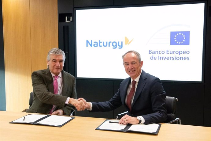 Francisco Reynés, presidente ejecutivo de Naturgy, y Jean-Christophe Laloux, director general del BEI y jefe de Financiación y Asesoramiento para la UE.