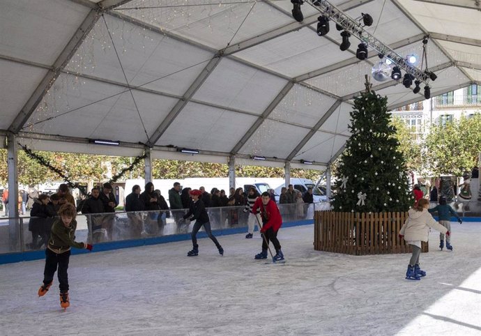 Archivo - AMP.- La pista de patinaje sobre hielo de Pamplona se inaugura este viernes y permanecerá abierta hasta el 6 de enero