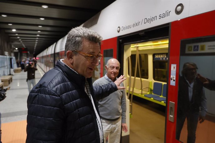 El conseller de Medi ambient, Infraestructures i Territori, Vicente Martínez Mus (e), durant les proves de circulació per a recuperar les línies de Metrovalencia, en la parada de metro Xàtiva, a 27 de novembre del 2024, a València