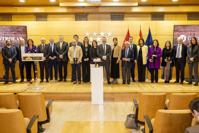 Rafael Ansón, Mariano de Paco, Luciana Binaghi, Lorena Larios y otras  autoridades, juntos a los galardonados, representantes y patrocinadores.